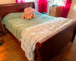 A beautiful sleigh bed matters set