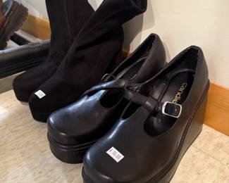 Minnetonka, Clark's, American Eagle, Steve Madden, Rockport, Adidas, Skechers, Ugg, Van's, Dr. Martens, Pleaser, Jane Volatile, Guess, Sandra Robert's Squared, Steve Madden, Kipling, LeSportsac, Nine West, Betsey Johnson, Disney, London Fog, Simply Vera Wang, Vera Bradley, American Eagle, Abercrombie & Fitch, North Face, Express, Victoria's Secret, Nine West, Silver, Hotkiss, Mudd, Hollister, Necessary Objects, Hot Topic, Fetish Lip Service, To the Max, Abercrombie