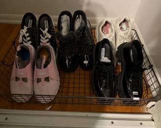 Minnetonka, Clark's, American Eagle, Steve Madden, Rockport, Adidas, Skechers, Ugg, Van's, Dr. Martens, Pleaser, Jane Volatile, Guess, Sandra Robert's Squared, Steve Madden, Kipling, LeSportsac, Nine West, Betsey Johnson, Disney, London Fog, Simply Vera Wang, Vera Bradley, American Eagle, Abercrombie & Fitch, North Face, Express, Victoria's Secret, Nine West, Silver, Hotkiss, Mudd, Hollister, Necessary Objects, Hot Topic, Fetish Lip Service, To the Max, Abercrombie