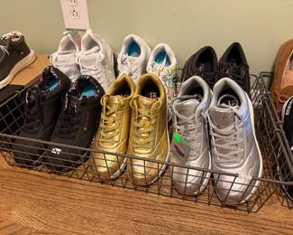 Minnetonka, Clark's, American Eagle, Steve Madden, Rockport, Adidas, Skechers, Ugg, Van's, Dr. Martens, Pleaser, Jane Volatile, Guess, Sandra Robert's Squared, Steve Madden, Kipling, LeSportsac, Nine West, Betsey Johnson, Disney, London Fog, Simply Vera Wang, Vera Bradley, American Eagle, Abercrombie & Fitch, North Face, Express, Victoria's Secret, Nine West, Silver, Hotkiss, Mudd, Hollister, Necessary Objects, Hot Topic, Fetish Lip Service, To the Max, Abercrombie