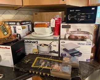Kentley Buffet Trays, digital kitchen scale, cake dome, Cuisinart Electric Fondue Set, Black & Decker 8-Cup Food Processor, KitchenAid Stand Mixer Rotor Attachment, Fluted Hot Dog Trays, Wine Corkscrew, Cutting Boards