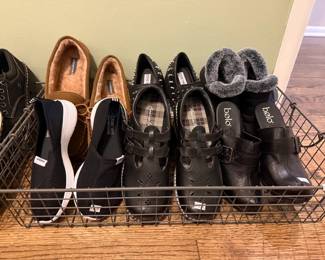Minnetonka, Clark's, American Eagle, Steve Madden, Rockport, Adidas, Skechers, Ugg, Van's, Dr. Martens, Pleaser, Jane Volatile, Guess, Sandra Robert's Squared, Steve Madden, Kipling, LeSportsac, Nine West, Betsey Johnson, Disney, London Fog, Simply Vera Wang, Vera Bradley, American Eagle, Abercrombie & Fitch, North Face, Express, Victoria's Secret, Nine West, Silver, Hotkiss, Mudd, Hollister, Necessary Objects, Hot Topic, Fetish Lip Service, To the Max, Abercrombie