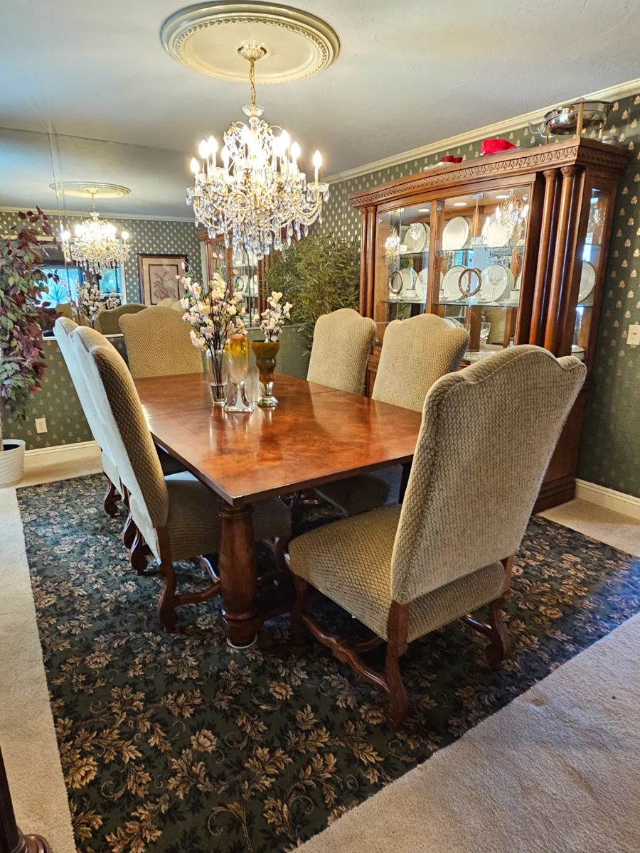 8 Chairs / Expandable Table