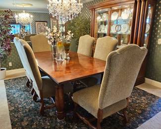 8 Chairs / Expandable Table