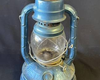 Lot # : 214z - Vintage Dietz little wizard kerosene lantern

