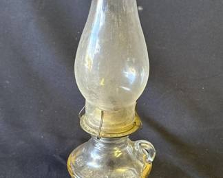 Lot # : 216z - Vintage glass kerosene lamp
