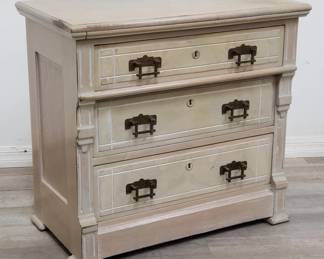 Lot # : 201 - Vintage 3-drawer dresser w/brass handles
