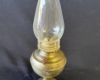 Lot # : 291z - Vintage metal and glass oil lamp
