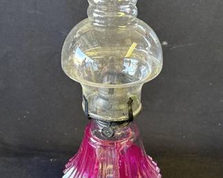 Lot # : 151z - Vintage glass oil lamp

