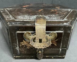 Lot # : 74 - Chinese lacquered hexagonal wooden box
