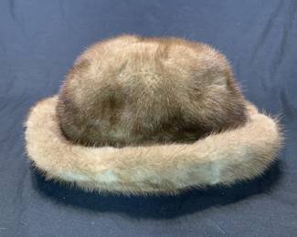 Lot # : 163f - Woman’s fur hat (f)
