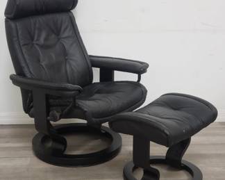 Lot # : 266 - Ekornes-style reclining stressless lounge chair & ottoman
