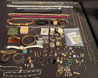 Lot # : 81 - Group of costume jewelry
