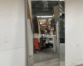 Lot # : 101 - Beveled wall mirror
