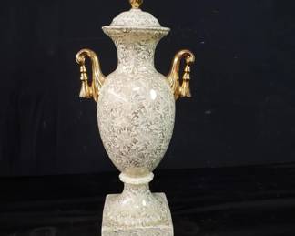 Lot # : 165 - Empire ware lidded Urn
