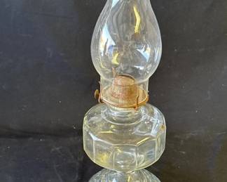 Lot # : 153z - Vintage glass oil lamp

