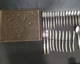 Lot # : 53 - 25-piece set of Hermes silver plate flatware
