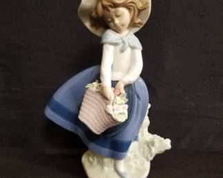 Lot # : 183 - Porcelain Lladro figurine
