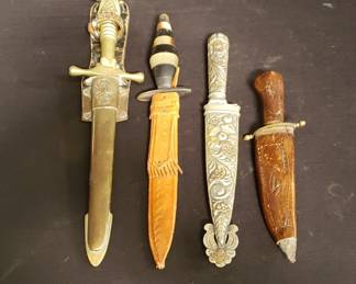 Lot # : 55 - Group of knives with sheaths
