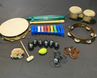 Lot # : 281f - Group of instruments, guitar tuner
