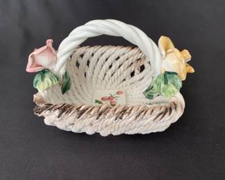 Lot # : 36f - Vintage Capodimonte Italian ceramic floral
basket 