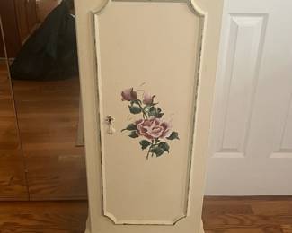 French Provincial Queen bed by Bassett w/2 nightstands, 5-drawer tall dresser, long dresser w/mirror, and jewelry armoire. 