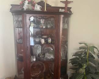 Antique lighted curio cabinet - excellent condition!