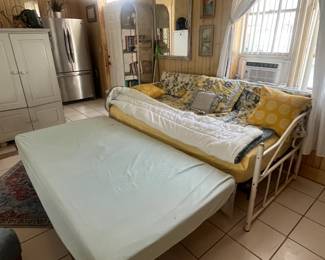 White metal, 2 twin trundle bed