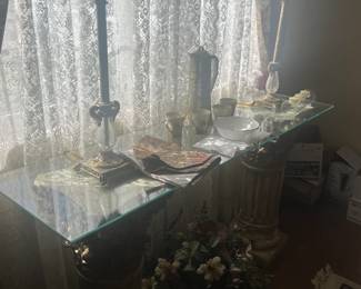 Glass top pillar table