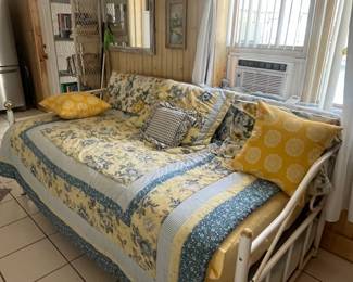 White metal, 2 twin trundle bed