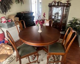 Beautiful solid wood round table with 18" leaf and 4 chairs