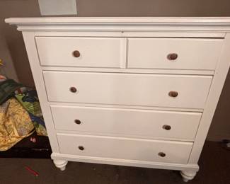 Dresser needs some paint and new knobs, great condition