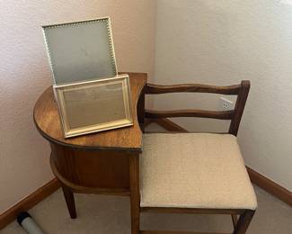 Unusual (antique ?) chair with side desk.