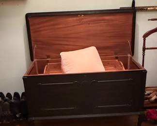 Roos cedar lined trunk