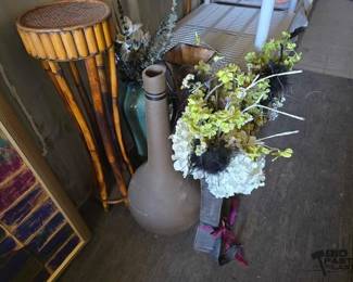 3216  5 Vases and 1 Plant Pedestal 