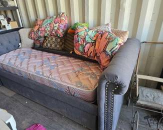3400  Twin Daybed with Trendle and Pillows 