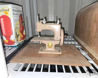 3264  Miniature Singer Sewing Machine 