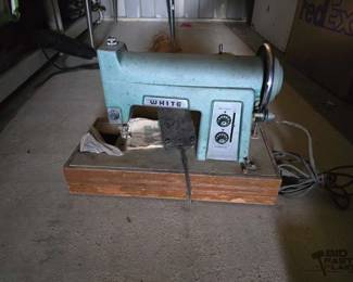 3262  White Sewing Machine 