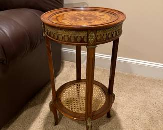 Circular wooden living room harness table with top with inlaid decoration and canned spacer