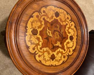 Circular wooden living room harness table with top with inlaid decoration and canned spacer