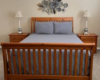 Knotty Pine Slatted Sleigh Bed Frame, 2 Nightstands, Dresser w Mirror, Table Lamps, Metal Floral Wall Art