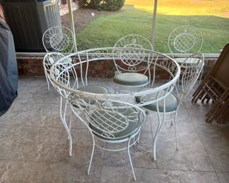 Adorable vintage metal patio set, only missing the glass top