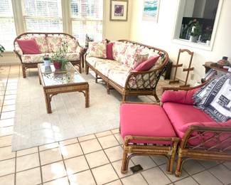 Very good condition and soooooo pretty!!