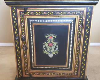 Forside Floral Hand Painted Cupboard