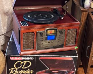 
NIB Crosley cd/radio/turntable 