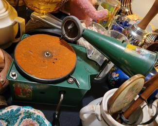 1920's Genola Child's toy phonograph w/12 records