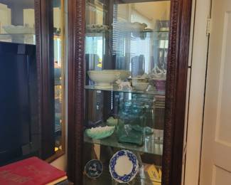 Lighted display cabinet