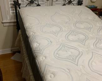 #56 Ease full size mattress set with remote lift head and foot $150.00
showing that the head does lift up and the remote works. foot with lift also.. new mattress never slept on.