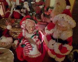Crocheted Santa and Mrs. Claus
