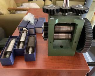 Jewelry rolling mill with extra pattern rolls